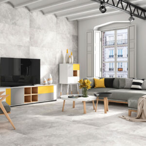 Sala moderna con pavimento y revestimiento cerámico gris marmoleado y muebles con acentos amarillos