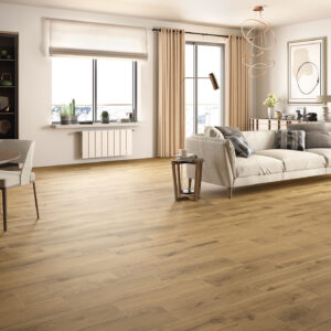 ALGORD-NATURAL-20,5x61,5-CMYK-AMB-01 Showroom con suelo cerámico imitación madera, sofá beige y comedor moderno.