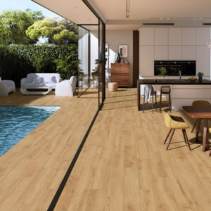 ALGORD-NATURAL-23X120-RGB-AMB-01 Tienda con pavimento cerámico efecto madera continuo entre piscina y cocina moderna