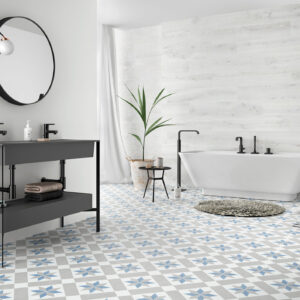 ALGORD-WHITE-23x120-Y-SURREY-20x20-CMYK-AMB-01 Baño moderno con pavimento cerámico estampado azul, bañera exenta y lavabo negro