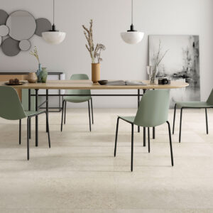 AMB-60X120-Advance-Mink_HD Comedor moderno con mesa y sillas verdes sobre pavimento cerámico beige en showroom