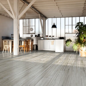 Loft luminoso con suelo cerámico efecto madera gris y cocina abierta