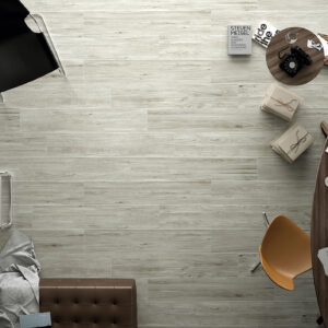 Muestra de pavimento cerámico imitación madera en ambiente de tienda con mobiliario.