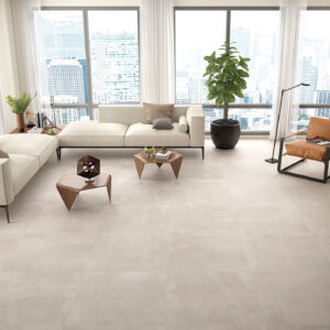 Salón minimalista con gran ventanal y pavimento cerámico beige efecto cemento