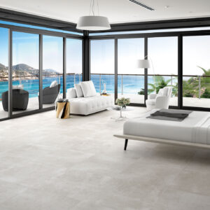 Showroom con suelos cerámicos claros y amplios ventanales con vistas al mar