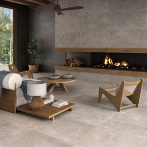 Salón moderno con suelo y revestimiento cerámico gris, chimenea empotrada y mobiliario madera