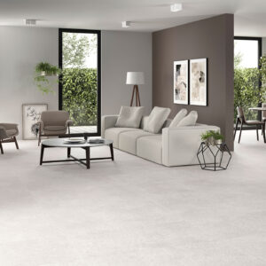 Salón comedor minimalista con pavimento cerámico gris claro, grandes ventanales y mobiliario neutro