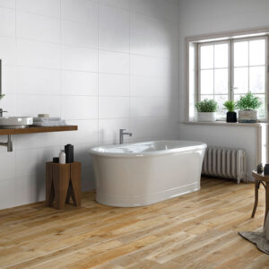 Baño luminoso con bañera exenta, azulejos blancos en pared y pavimento cerámico efecto madera