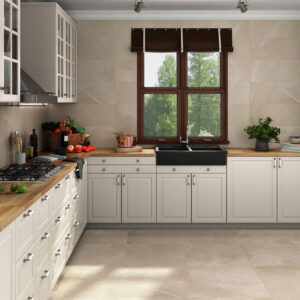 Cocina blanca con encimera de madera y revestimiento cerámico beige en paredes y suelo.