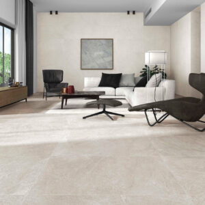 Salón de exposición con pavimento y revestimiento cerámico beige efecto piedra