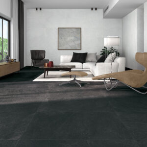 Sala moderna con pavimento cerámico negro efecto pizarra y paredes revestidas claras.