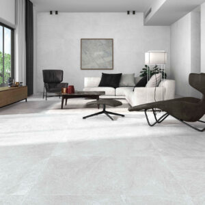 Salón moderno; pavimento y revestimiento cerámico gris, muebles minimalistas, ventanal