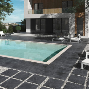 Terraza moderna con piscina y pavimento cerámico gris oscuro en losas grandes