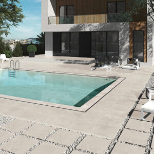 Patio con piscina y pavimento cerámico beige, losas en rejilla y tumbonas modernas