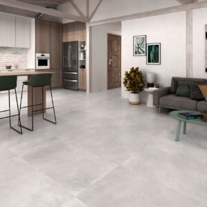 AMB-SONDER-PEARL-60X120-_2-CMYK-HQ Salón-cocina con pavimento cerámico grande gris claro, isla y sofás