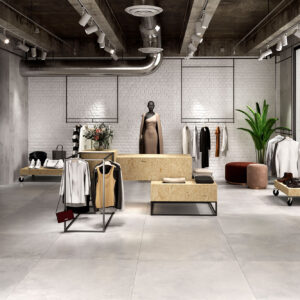 AMB-SONDER-SINL-100x100-GREY-CMYK-HQ Tienda de azulejos con suelo cerámico gris, pared ladrillo blanco y maniquí