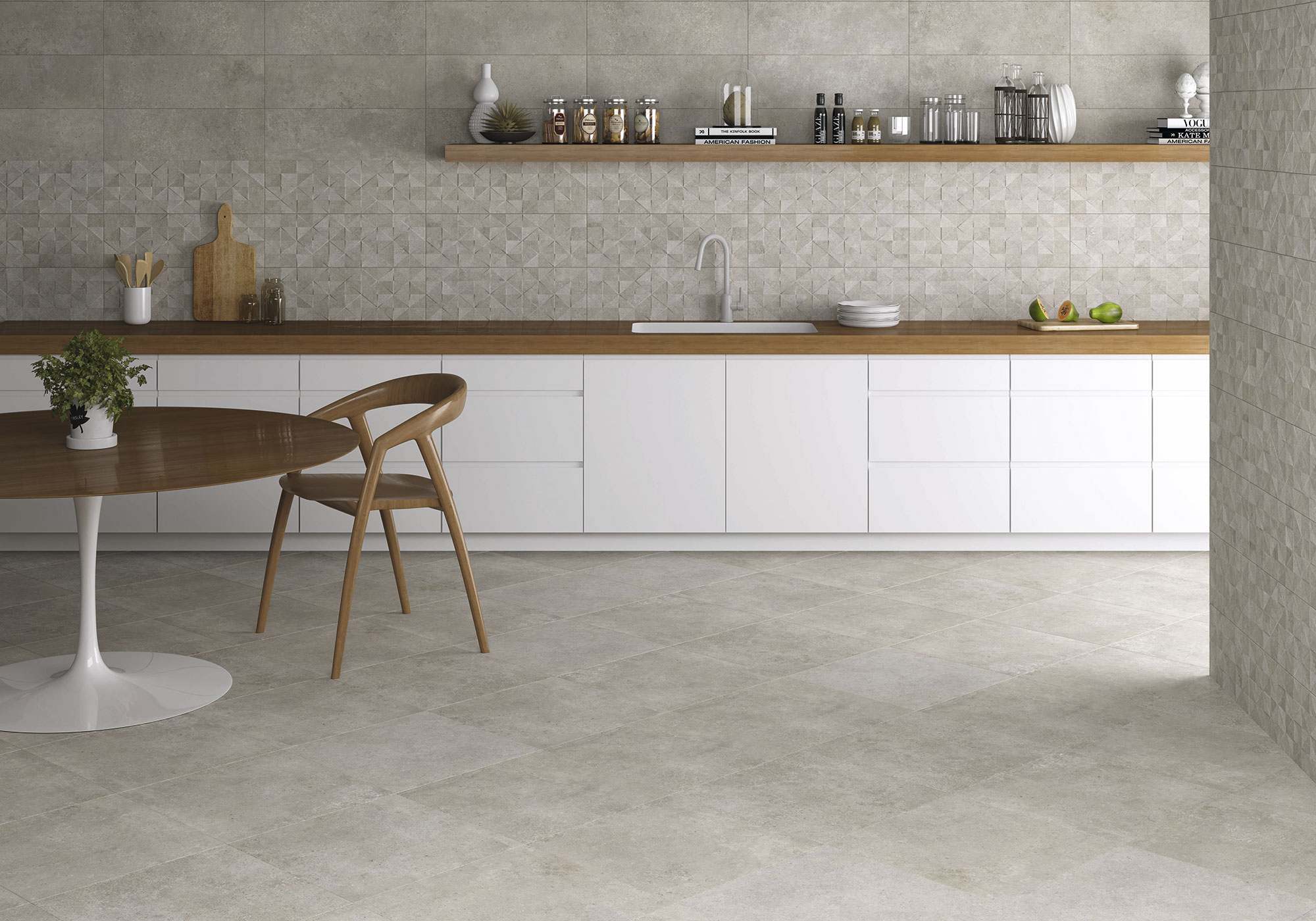 Ambiente de cocina con pavimento y revestimiento cerámico gris, encimera madera y muebles blancos