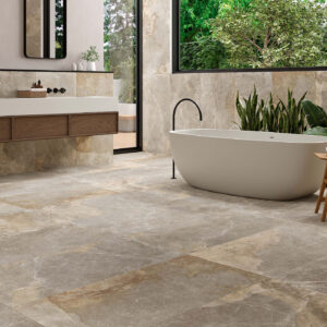 Baño con bañera exenta, pavimento y revestimiento cerámico efecto piedra y mueble de madera