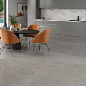 Cocina moderna con pavimento cerámico gris pulido, encimera efecto mármol y sillas de cuero