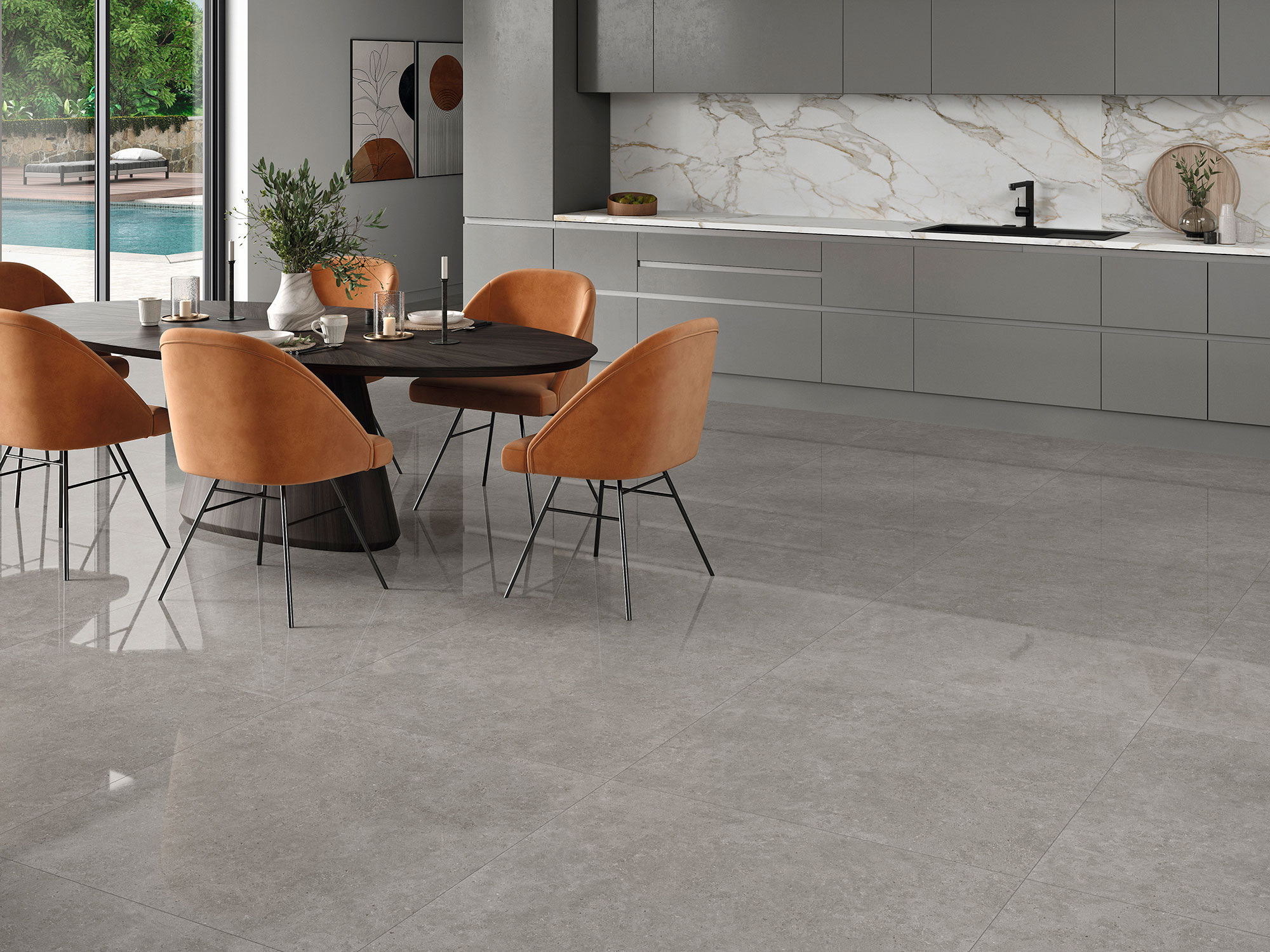 Cocina moderna con pavimento cerámico gris pulido, encimera efecto mármol y sillas de cuero