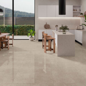 Cocina-comedor de exposición con suelo cerámico beige pulido, isla, mesa de madera y ventanales