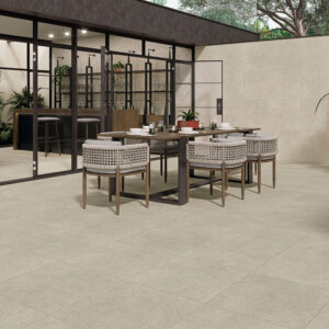 Showroom de azulejos: terraza comedor con pavimento y revestimiento cerámico gris claro