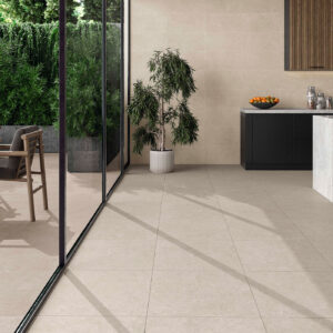 Cocina contemporánea con suelos y paredes cerámicos beige, isla negra, terraza ajardinada