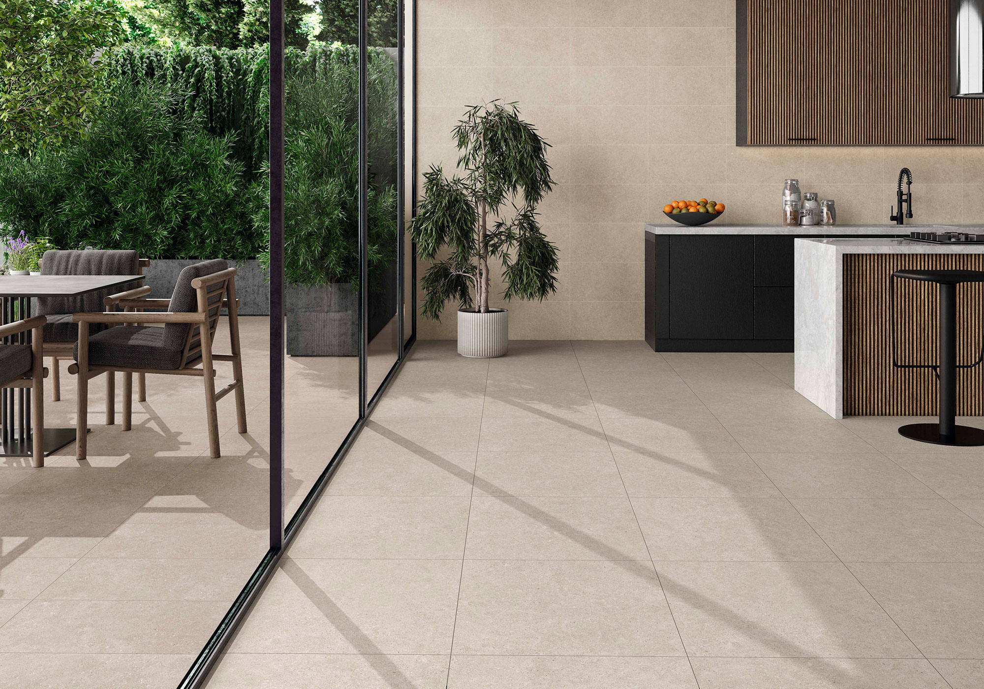 Cocina contemporánea con suelos y paredes cerámicos beige, isla negra, terraza ajardinada