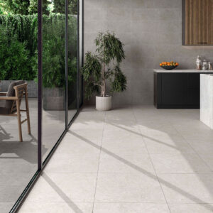 Interior moderno; pavimento y revestimiento cerámico gris, cocina separada de terraza por cristal