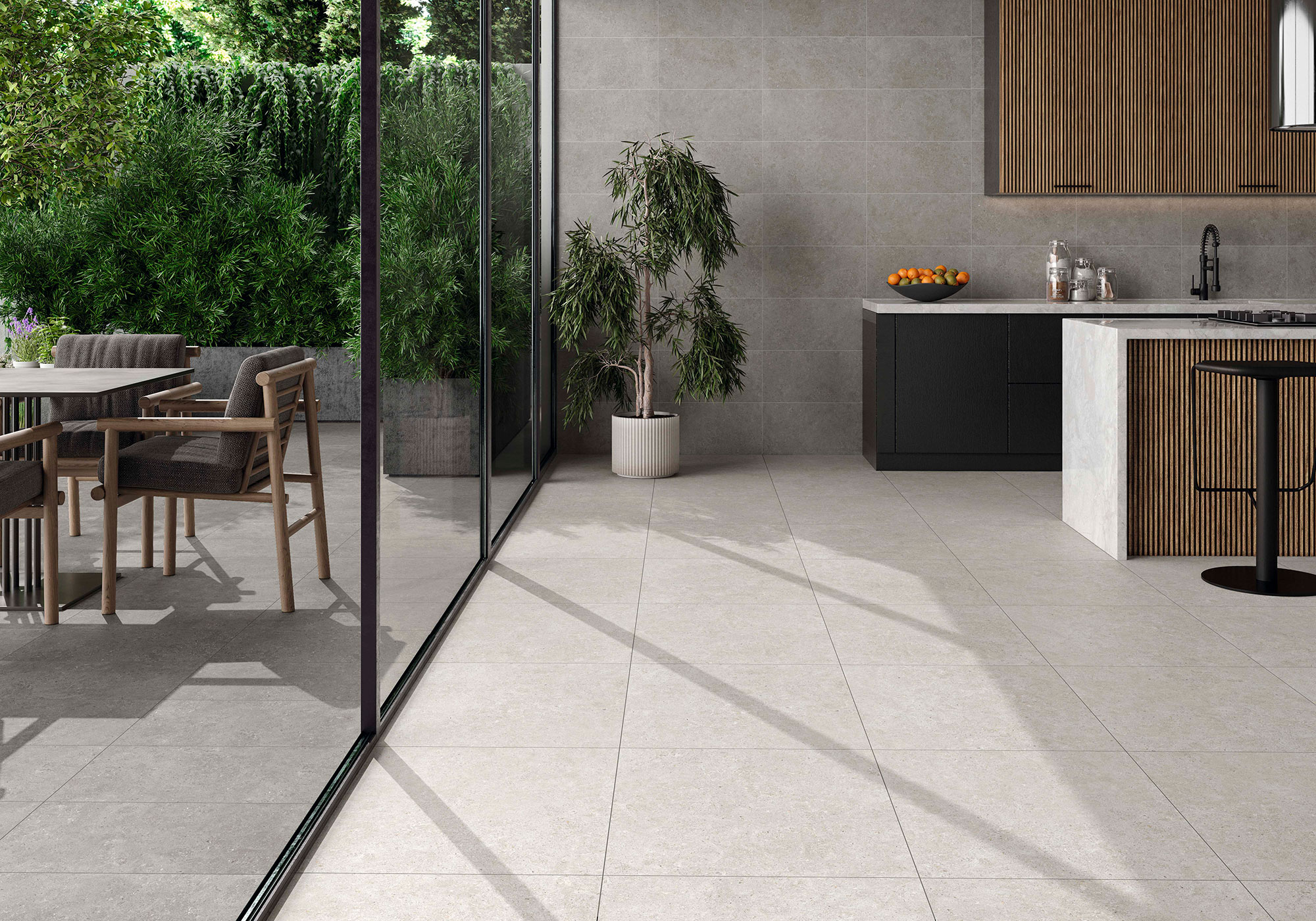 Interior moderno; pavimento y revestimiento cerámico gris, cocina separada de terraza por cristal