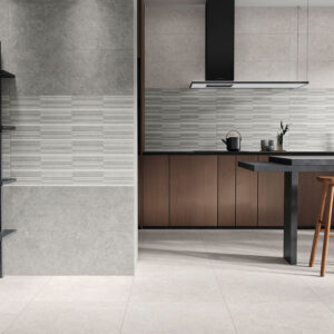 Cocina moderna con pavimento y revestimiento cerámico gris, isla negra y taburetes