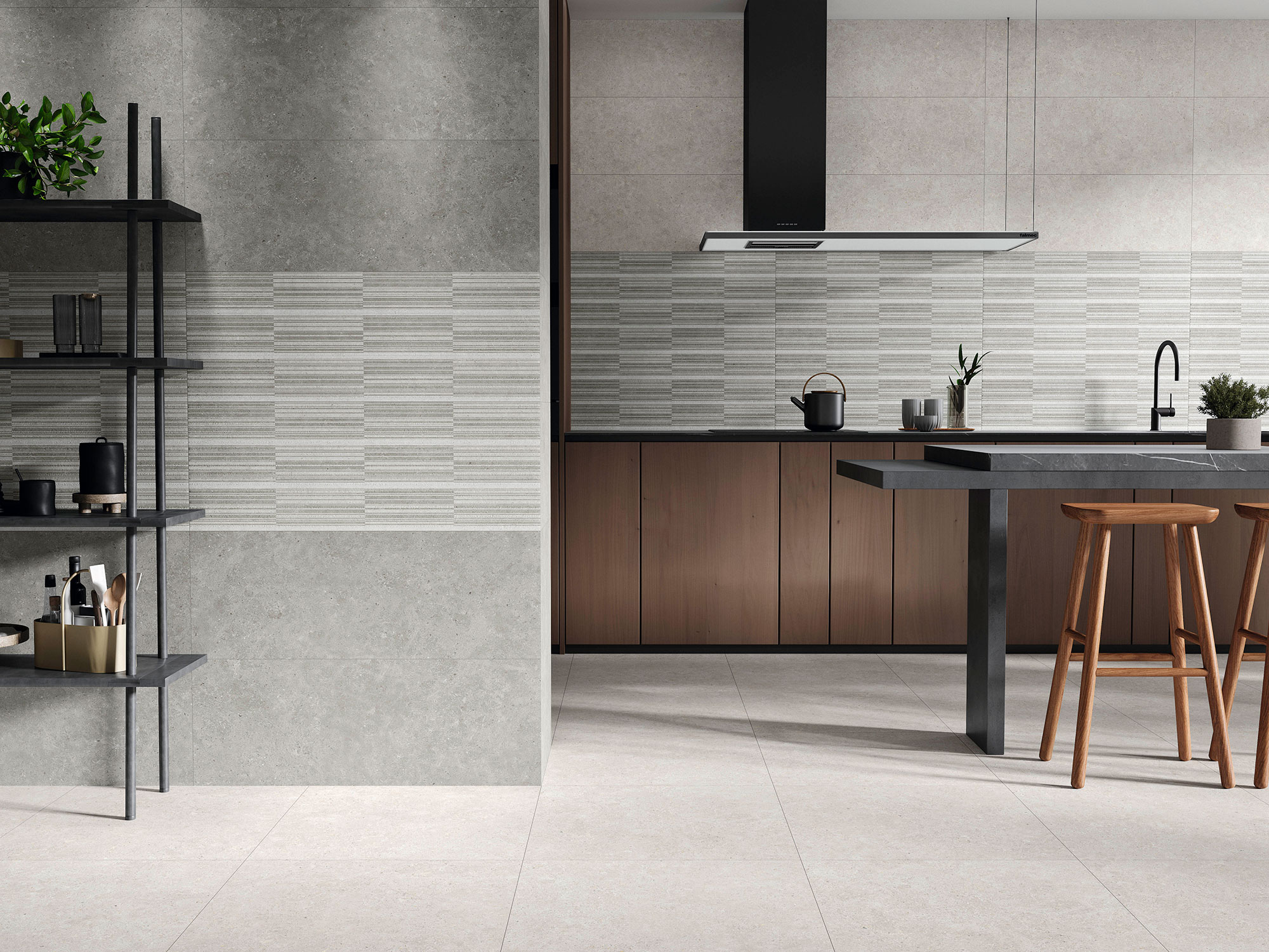 Cocina moderna con pavimento y revestimiento cerámico gris, isla negra y taburetes