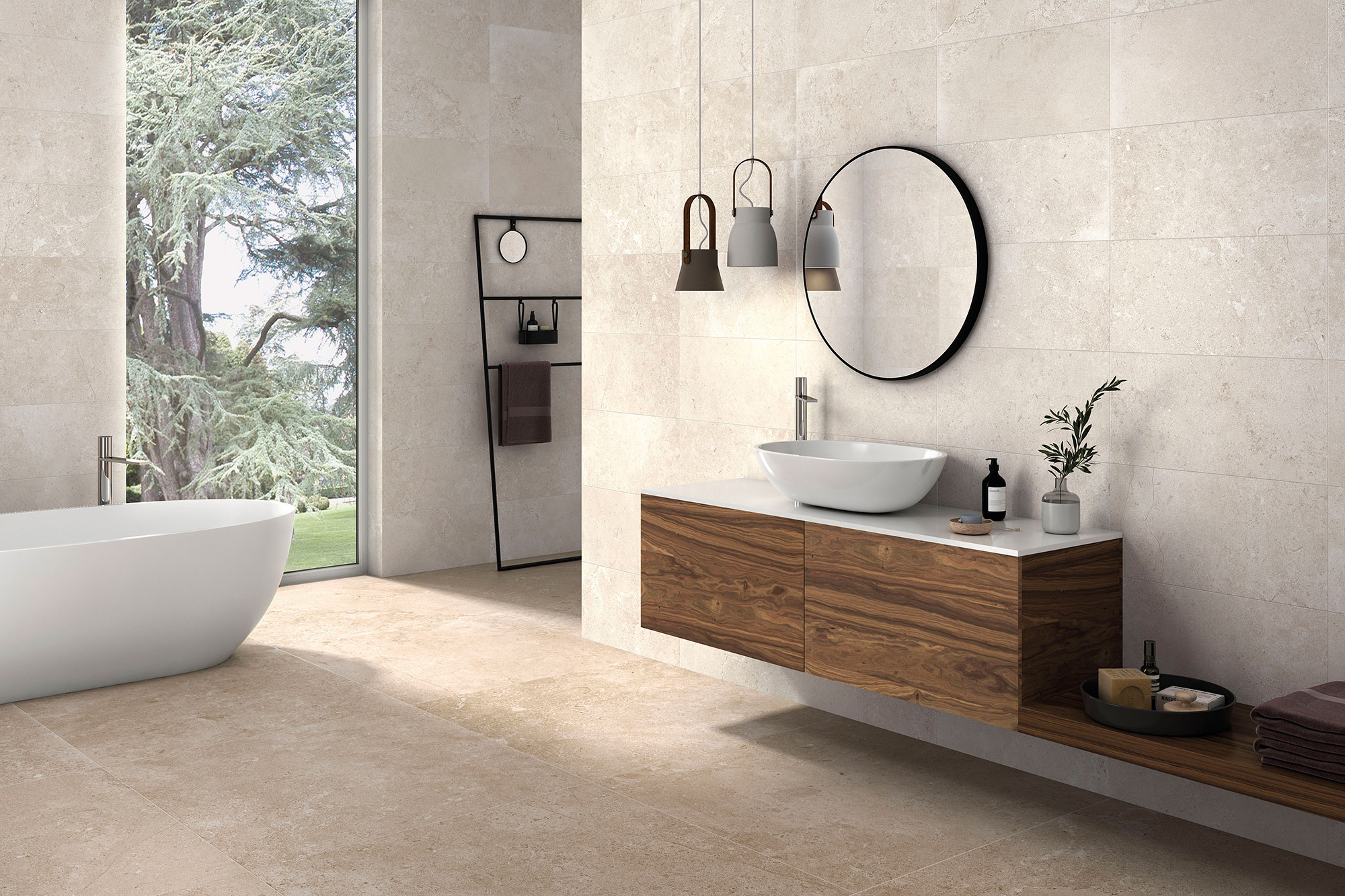 Baño de exposición con azulejos cerámicos beige, bañera exenta, mueble flotante de madera