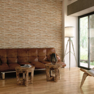 Showroom con sofá de cuero, pared revestida en listones cerámicos y pavimento imitación madera