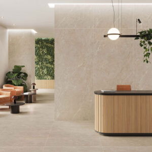 Showroom de pavimentos y revestimientos cerámicos beige con mostrador de madera y zona de espera