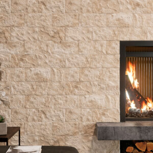 AMB_ORDESA_CREMA_HQ Revestimiento cerámico beige texturizado en lamas rectangulares junto a chimenea encendida