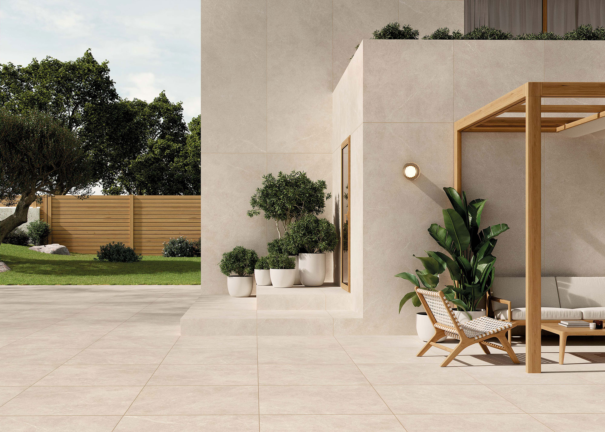Terraza exterior con pavimento y revestimiento cerámico crema, macetas y pérgola de madera