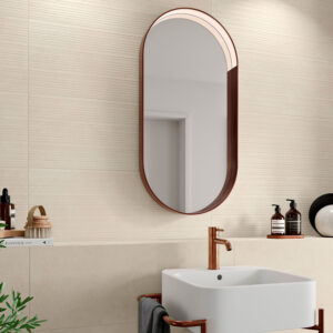 AMB_SONDER-MINK-33,3X90 Revestimiento cerámico beige texturizado con espejo ovalado, lavabo blanco y grifería cobre