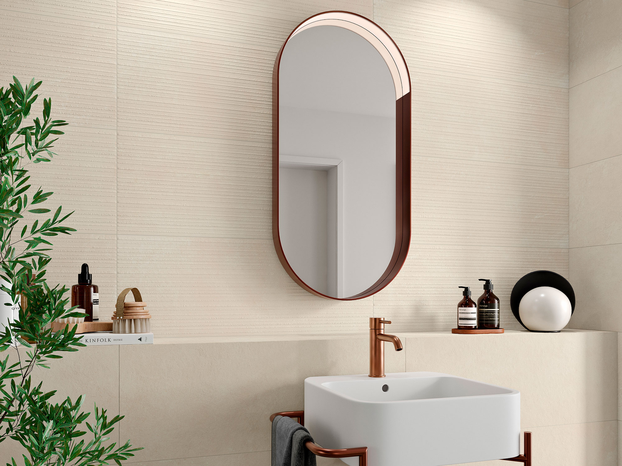 AMB_SONDER-MINK-33,3X90 Revestimiento cerámico beige texturizado con espejo ovalado, lavabo blanco y grifería cobre