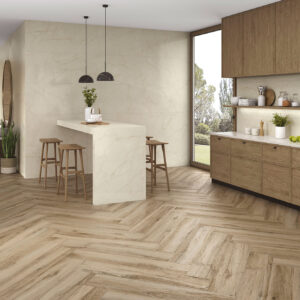 Cocina muestra con pavimento efecto madera en espiga y paredes revestidas mármol