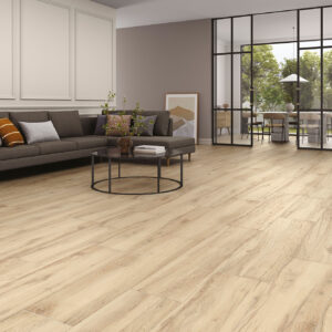 Salón moderno con suelo cerámico imitación madera clara, sofá gris y mesa baja