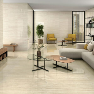 AMB_STN-FORTUNE-IVORY_-NATURAL-60X120-PUL Salón moderno con azulejos y pavimento cerámico crema pulido, chimenea y sofá