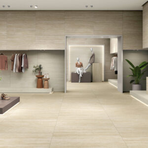 AMB_STN-FORTUNE-IVORY_NATURAL-60X120-MT Tienda elegante con pavimento y revestimiento cerámico claro, maniquíes y prendas