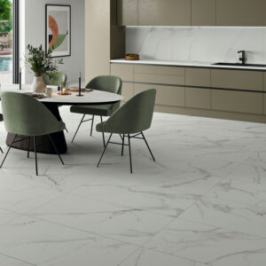 Comedor-cocina con pavimento cerámico efecto mármol, sillas verde oliva y mobiliario moderno