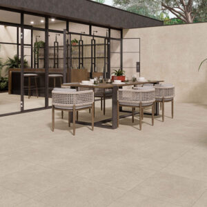 Tienda de azulejos con pavimento y revestimiento cerámico beige y mesa de comedor