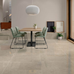 Sala moderna con mesa y sillas verdes sobre pavimento cerámico beige pulido y gran ventanal