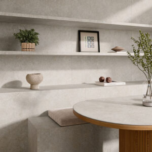 Estanterías y mesa en cerámica gris claro con objetos decorativos y planta