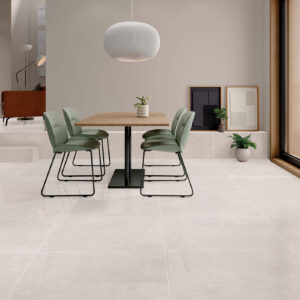 Comedor moderno sobre pavimento cerámico beige pulido, mesa madera, sillas verdes