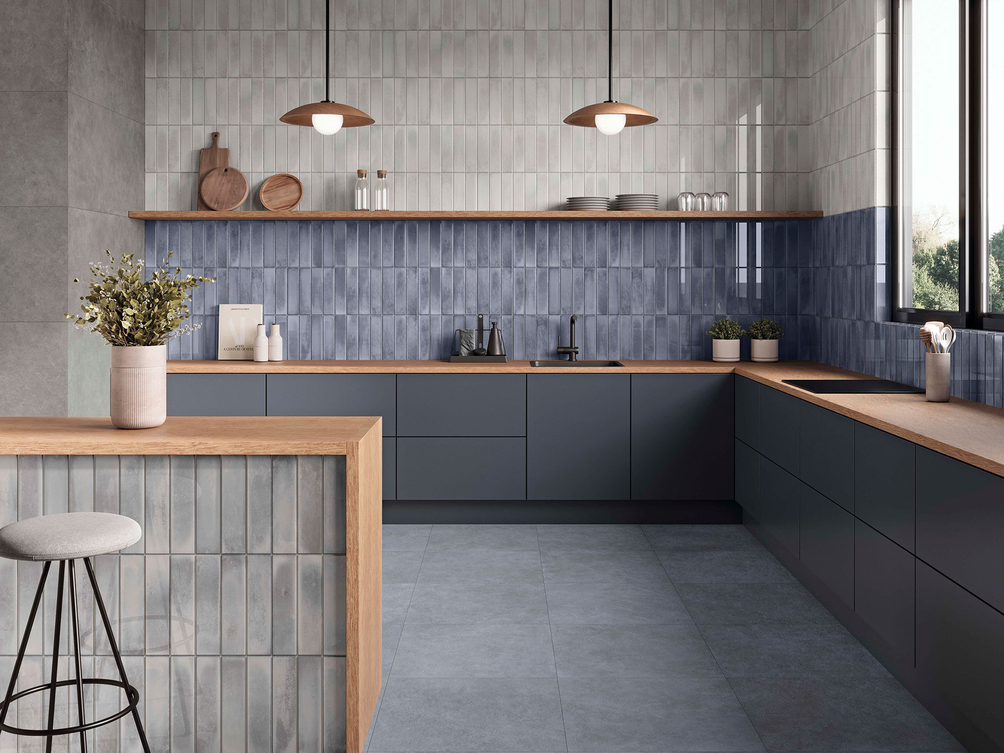 Cocina exposición con azulejos verticales azul y gris, encimeras madera y suelo cerámico.