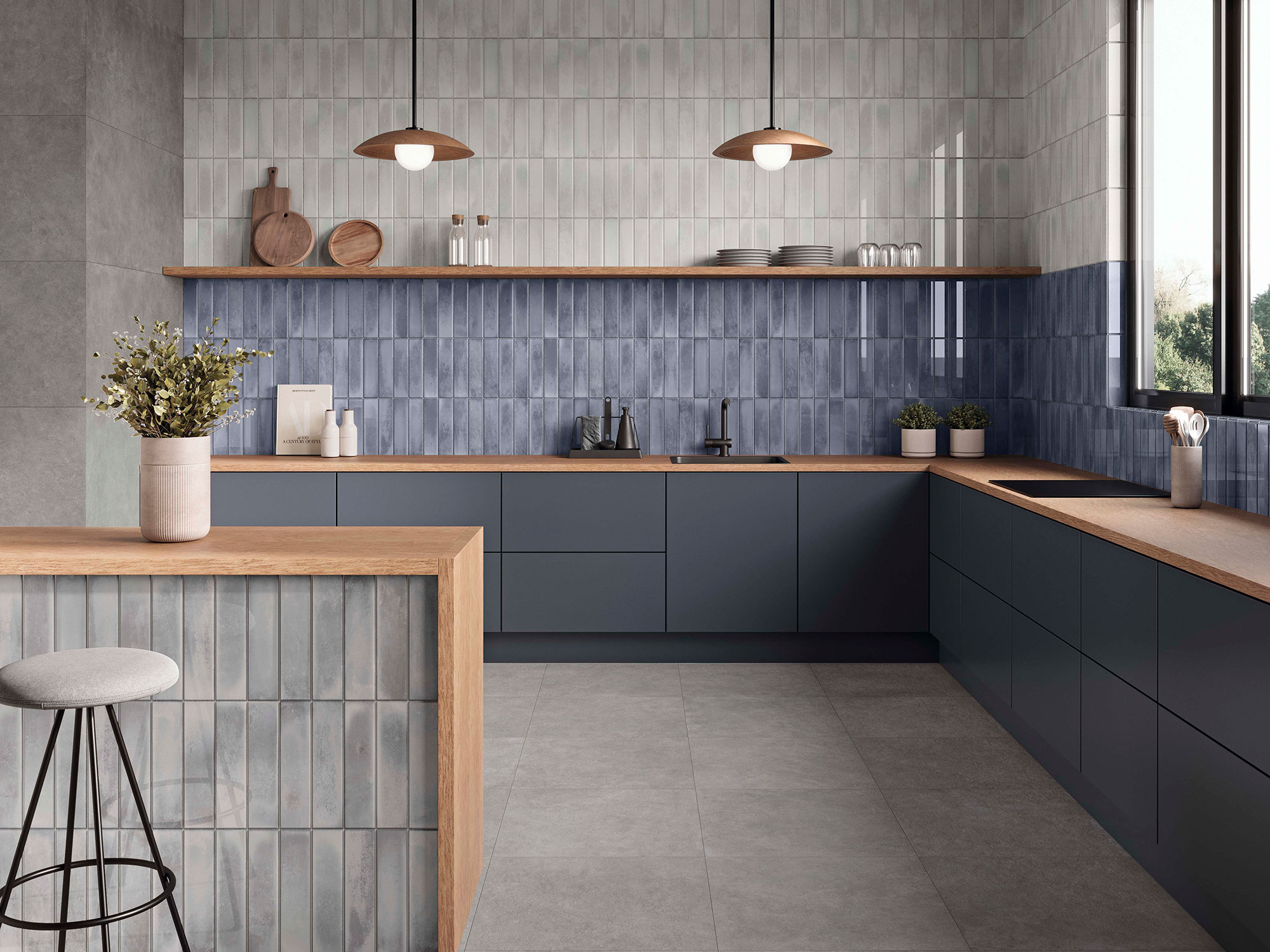 Cocina de exposición con azulejos verticales azules, encimeras de madera y suelo cerámico.